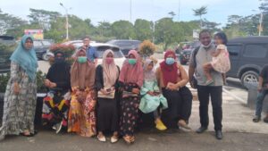 Bawa Misi Kemanusiaan, Direktur & Jubir Eddie Foundation Rame-Rame Diantar Warga ke Bandara