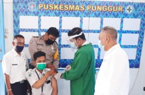 Bhabinkamtibmas Punggur Amankan Vaksinasi Covid19 ke Nakes Puskesmas