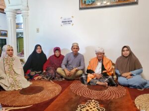 Ulama Kharismatik Abu Kuta Krueng Takziah ke Rumah Almarhum Abang Ipar Presdir PT. Imza Rizky Jaya