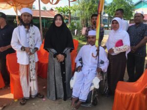 Hadiri Maulid di Rauhul Mudi, Hj. Rizayati Spontan Bantu Becak Mesin untuk Pemuda Cacat di Bireuen