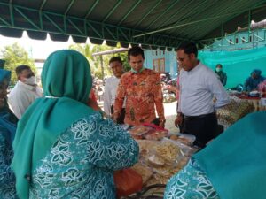 Support UMKM, Dirut Bank Aceh Syariah Bireuen Kunjungi Bazar PKK