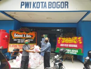 Cut Nyak Salurkan Bantuan Peduli Covid19 untuk Jurnalis PWI Kota Bogor