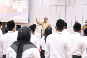 Kadisdik Aceh Serahkan Ratusa SK Non PNS