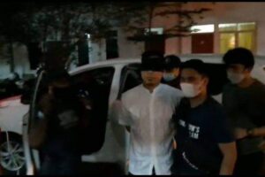 Munarman Tiba di Polda Metro, Mata Ditutup, Tangan Diborgol