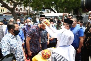 Tiba di Aceh, AHY Disambut dengan Kopiah Meukutop oleh Bupati Bireuen