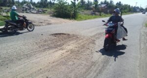 Jalan Rusak Akibat Truck Penggangkut Tanah  Timbunan Lokasi Kantor Golkar Bireuen