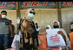 Hj. Rizayati Bagikan 1.000 Paket Daging Meugang dan 1.000 Zak Beras untuk Warga Miskin Bireuen