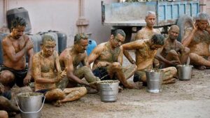 Warga India Pakai Kotoran Sapi Tangkal Corona