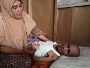 Hj. Rizayati Bantu Abang Becak Penderita Gagal Ginjal Bireuen, ‘Semoga Cepat Sembuh’
