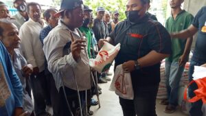 Ratusan Abang Becak di Bireuen Terima Bantuan dari Hj. Rizayati