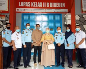 Didampingi Suami, Hj. Rizayati Kunjungi Lapas Kelas II B Bireuen & Pasang PJU-TS