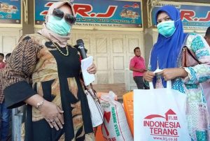 Komitmen Hj. Rizayati Dalam Membantu Masyarakat Kecil Dikala Pandemi