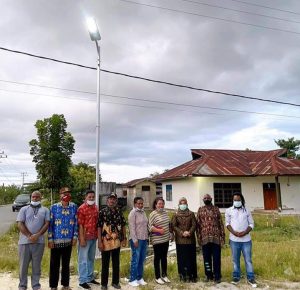 Hibah dari Hj. Rizayati, Ribuan Lampu Tenaga Surya Terpasang di Papua