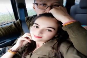 Viral! Foto Abu Janda Peluk Perempuan dari Belakang Beredar di Medsos