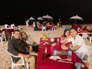 Bicara Bisnis, Hj. Rizayati Nongkrong di Pantai Bali Bersama Muzdalifah