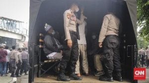 Puluhan Simpatisan Habib Rizieq Diangkut Aparat di Arena Sidang