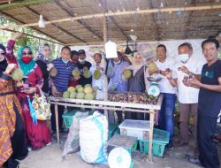 Kunjungi Punggur Besar, Ketua Gerindra Kalbar Santap Durian Bersama Warga