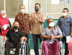 Al-Farlaky Serahkan 25 Unit Kursi Roda untuk Warga Aceh Timur