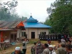 Mesjid Ahmadiyah di Kalbar Dirusak dan Dibakar Massa