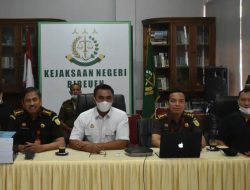 Kejari Bireuen Terima Penyerahan Tersangka TPPU Narkoba dan BB