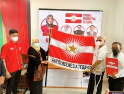 Presiden Partai Indonesia Terang Serahkan SK Pengurus Aceh