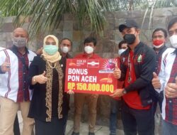 Tunaikan Janji, Hj. Rizayati Serahkan 150 Juta untuk Tim Sepakbola PON Aceh
