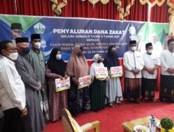 Bupati Bireuen Serahkan Zakat dari BMK Kepada 2.750 Siswa