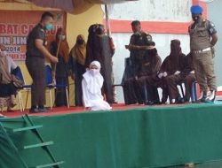 Terbukti Berzina, Gadis 19 Tahun ini Pingsan Usai Dicambuk 100 Kali