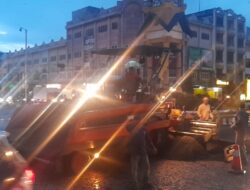 Pengerjaan Proyek Jalan Dua Jalur di Bireuen Tak Hiraukan Waktu Magrib
