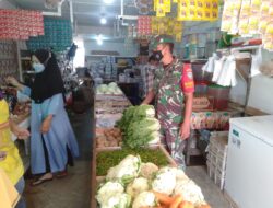 Cek Harga Sembako, Babinsa Jangka Lakukan Komsos dengan Pedagang
