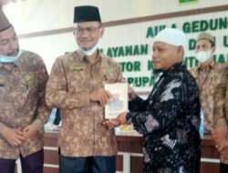 Tgk. Joel Buloh Serahkan Buku hasil Karyanya untuk Kemenag Aceh Utara