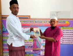 Alumni Dayah Malikussaleh Serahkan Buku Karyanya untuk Ma’had ‘Aly