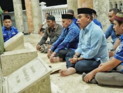 Tutup Kunjungan di Asel, Demokrat Aceh Ziarahi Makam Nek Abu Bakongan