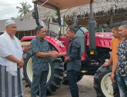 Abu Suhai Serahkan Traktor Pokir Prananda Paloh untuk Kelompok Tani di Bireuen