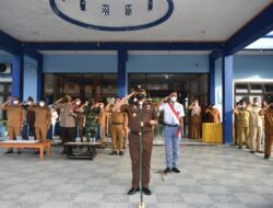 Jadi Inspektur Upacara di SMKN 1 Bireuen, Ini Pesan Kajari ke Siswa