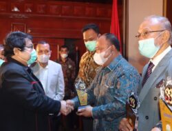 Kapolda Aceh Terima Penghargaan dari Serambi Indonesia