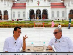 Refly Harun Podcast di Halaman Mesjid Baiturrahman Banda Aceh
