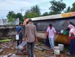 Truck Muatan 17 Ton Minyak Goreng Terguling di Bireuen, Warga Berebut Minyak