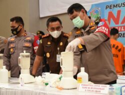 Kapolres Bireuen Blender 2,7 Kg Sabu dan Bakar 1 Kg Ganja