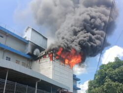 Suzuya Mall Banda Aceh Terbakar, Api Terus Membesar
