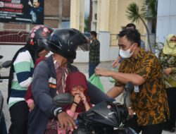 Kejari Bireuen Bagikan Ratusan Takjil untuk Pengguna Jalan di Halaman Kantor