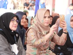Tampil Berhijab, Ini Momen Annisa Pohan Temani AHY Safari Ramadhan di Aceh