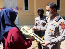Air Mata Haru Kartini Saat Menerima Rumah dari Kapolres Aceh Timur