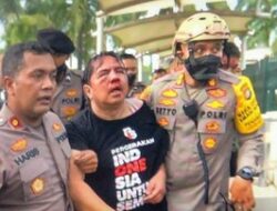 Ade Armando Babak Belur Dihajar Massa di DPR