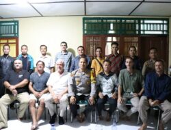 Kapolres Simeulue Inisiasi Pembersihan Pantai Bersama Wisatawan Asing dan Pemilik Risort