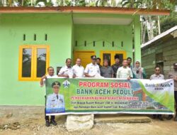 Bank Aceh Syariah Bireuen Kembali Serahkan Rumah Sehat Sederhana untuk Masyarakat