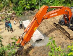 Bersama Masyarakat Satgas TMMD Aceh Utara Kebut Pemasangan Box Culvert