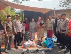 Rumah Warga Simpang Ulim Ludes Terbakar, Kapolsek Serahkan Bantuan Masa Panik