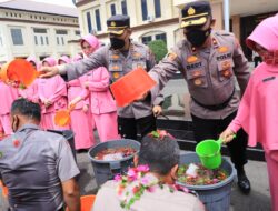 Naik Pangkat, 45 Personil Polres Lhokseumawe disiram Air Kembang