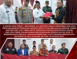 HUT RI ke 77, Pj. Bupati Aceh Timur Bagikan Secara Simbolis Bendera Merah Putih